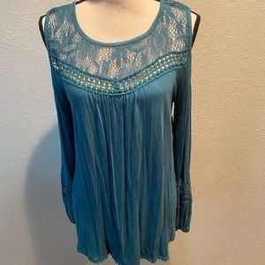 Cold shoulder lacy long sleeved blouse